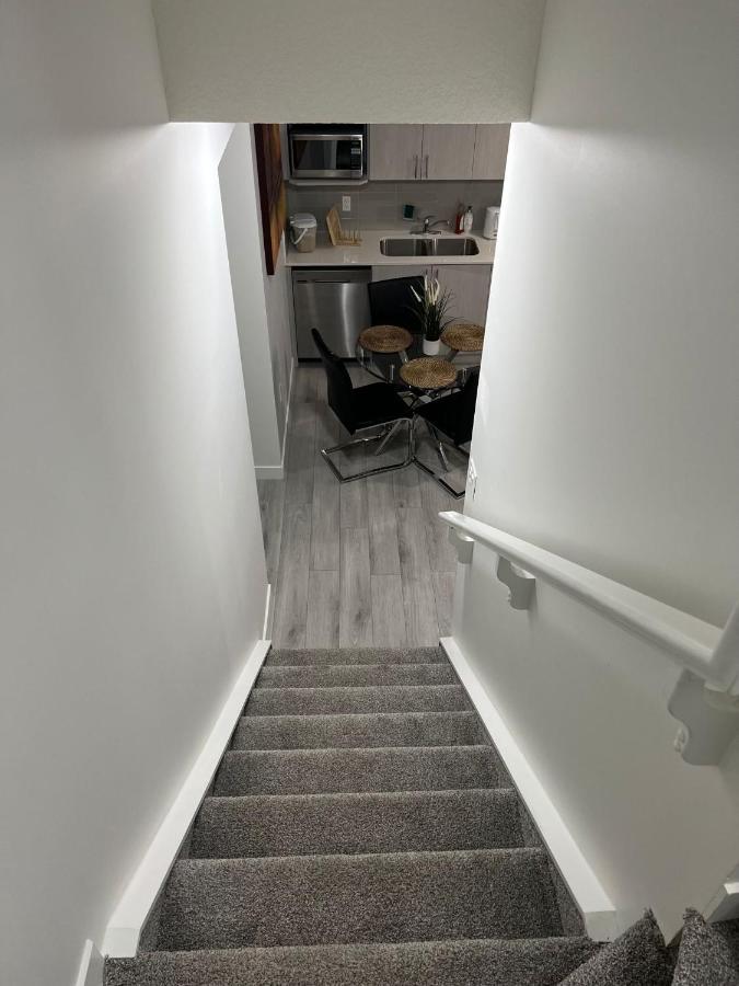 Beautiful 2 Bedroom Home Away From Home YYC Exterior foto